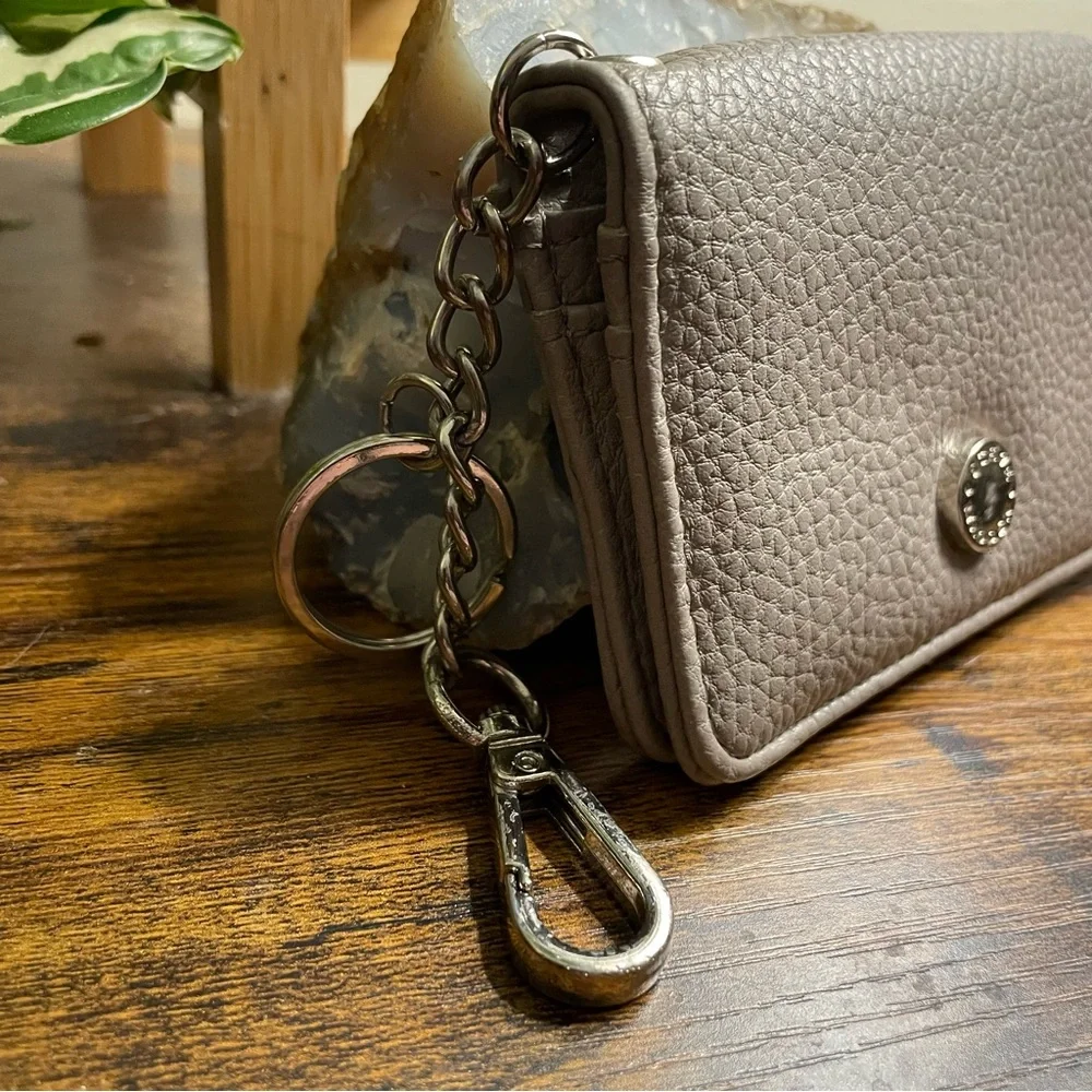 Steve Madden | Pebbled Leather Card Holder with Keychain - Picture 3 of 4